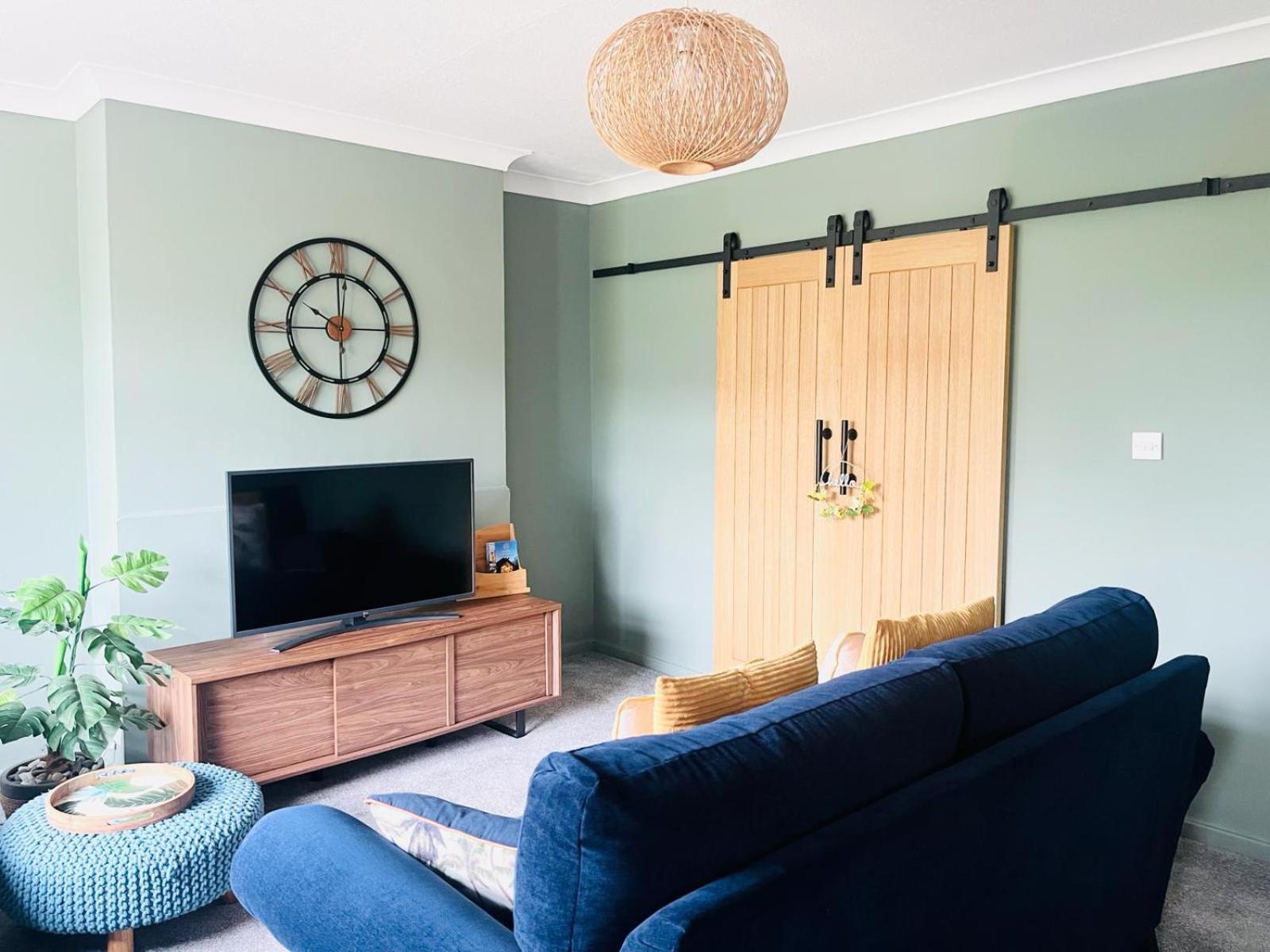 In Close To Transport Links Holiday home *