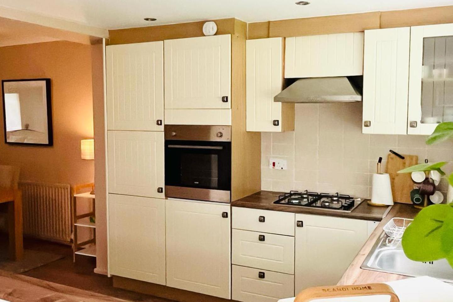 In Close To Transport Links Holiday home *